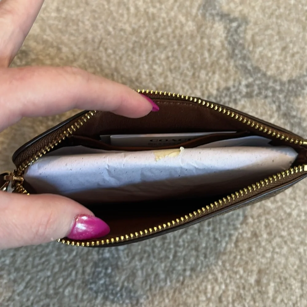 NWT Coach Wristlet/Wallet With Signature Branding - Picture 5 of 6